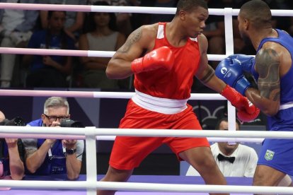 Gerlon Congo (i) enfrentando al brasileño Abner Teixeira en París 2024