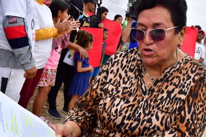 Moradores mostraron documentos del juicio en curso.