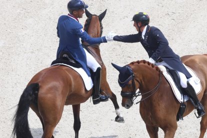 Julio Mendoza (d) fue uno de los mejores puntuados en la primera prueba del doma individual en París 2024