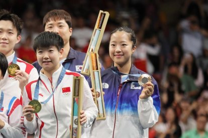 Los deportistas que conformaron el podio de mixtos en tenis de mesa.