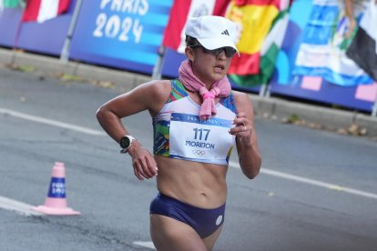 Glenda Morejón en competencia de los 20 km marcha en los Juegos Olímpicos París 2024