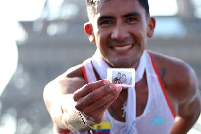 Daniel no perdió la oportunidad de siempre mostrar la foto de sus hijos cuando lo entrevistaban tras la medalla.