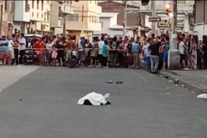 Quienes se encontraban en la zona se acercaron a ver lo que había sucedido.