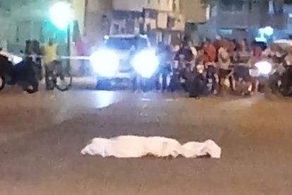 El cadáver del progenitor quedó tirado fuera del colegio.