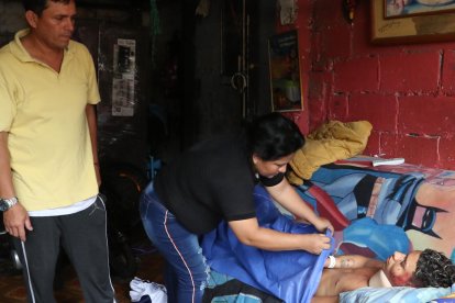 Los padres del joven están preocupados por su salud, ya que deben realizarle una tomografía y no tienen dinero.