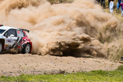 Martín Navas y Luis Mena levantan polvo con su Citroën. Ellos fueron segundos.