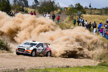 Martín Navas y Luis Mena levantan polvo con su Citroën. Ellos fueron segundos.