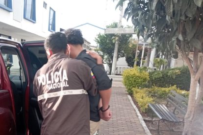 Momentos en que el implicado era ingresado al carro policial y llevarlo ante las autoridades que llevan la investigación.