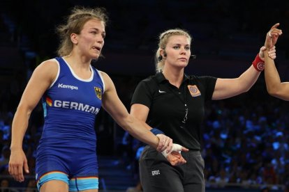 Lucía Yépez, victoriosa en semifinales de la lucha libre de París 2024.