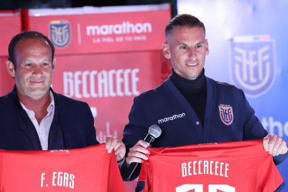 El Presidente de la FEF, Francisco Egas, y el DT de la selección Ecuador, Sebastián Beccacece.