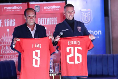 El Presidente de la FEF, Francisco Egas, y el DT de la selección Ecuador, Sebastián Beccacece.