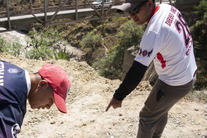 Parientes del desaparecido muestran el lugar por donde lo habrían arrastrado antes de arrojarlo al río Guayllabamba.
