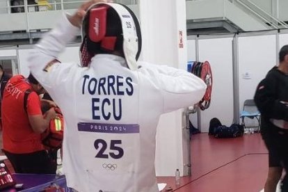 El Quiteño Andrés Torres en competencia de esgrima en el pentatlón moderno de París 2024