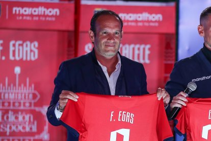 El nuevo director técnico de la selección de fútbol de Ecuador, el argentino Sebastián Beccacece (d) acompañado del presidente de la Federación Ecuatoriana de Fútbol, Francisco Egas