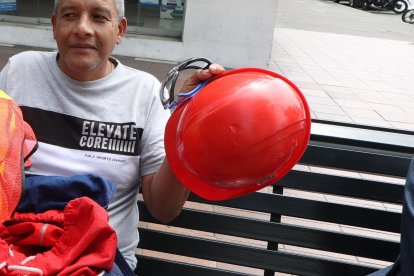 Wilson, maestro en construcción, ‘pasea’ sus implementos de protección por si lo llaman a trabajar.