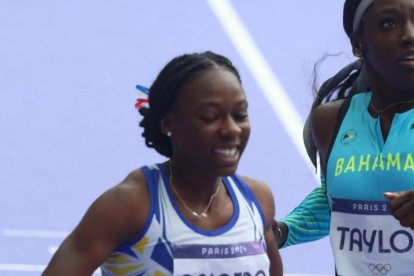 Maribel Caicedo (i) en su llegada a la meta en la semifinal de 100 metros vallas de París 2024