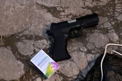 Esta arma escondía el detenido entre sus prendas.