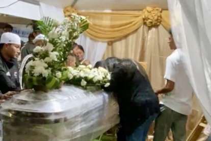 Los féretros de los cuatro jóvenes fueron llevados en caravana a Puerto López, la noche del jueves.