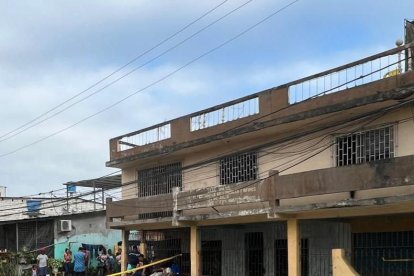 La víctima fue sacada del agua y colocada en la calle.