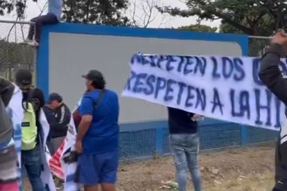 Hinchas de Emelec acudieron al entrenamiento del equipo para reclamar por los resultados