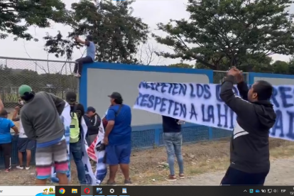 Hinchas de Emelec acudieron al entrenamiento del equipo para reclamar por los resultados