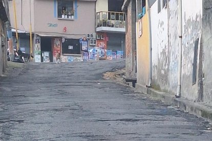 Esta es una de las calles que necesita bacheo en Monjas.