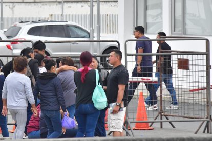 Familiares de los pescadores llegaron al Laboratorio de Criminalística.
