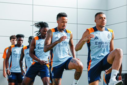 Kylian Mbappé (d) tendrá su primer partido oficial con Real Madrid en la Supercopa de Europa ante Atalanta