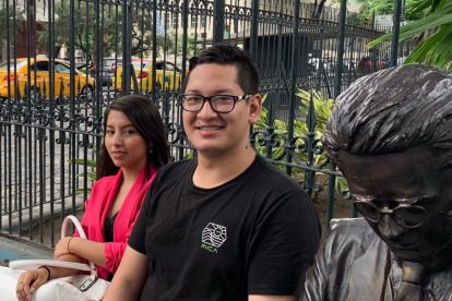 Merlina Merlo y Luis Pezo -junto a la estatua de Medardo Ángel Silva- están a favor del cambio de nombre.