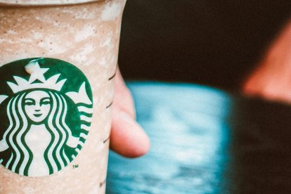 Presentación de una bebida de Starbucks.