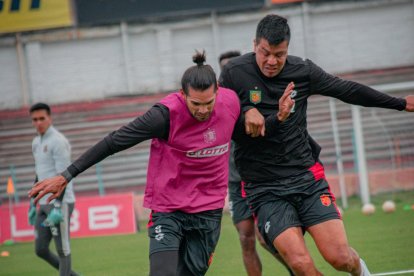Deportivo Cuenca en la jornada de entrenamiento para el partido ante la Cahtoleí