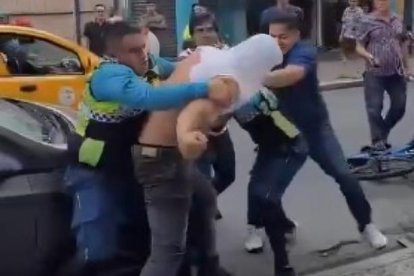 La pelea se dio en las calles Luque y Boyacá, en el centro de Guayaquil.