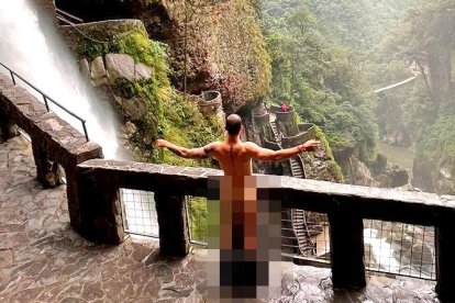 El comediante boliviano Andrés Salvatierra enciende la polémica en Ecuador con fotos al desnudo en Baños de Agua Santa