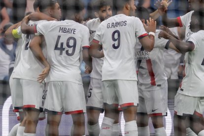 Jugadores del PSG celebran la victoria en el arranque de la Ligue 1