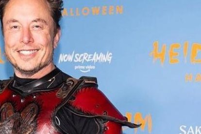 Elon Musk vestido con un traje que hace alusión al Diablo.