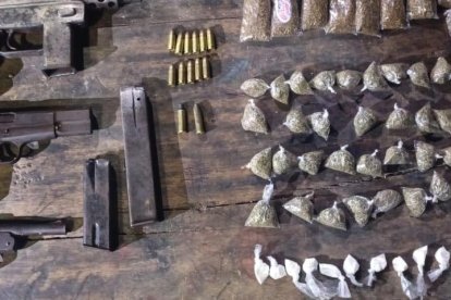 Durante el operativo, se incautaron varias armas y drogas.