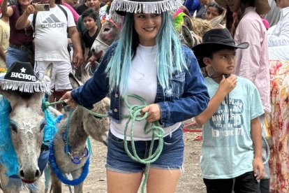 Tomando como referencia a la cantante Karol G, las dueñas de la burra La Bichota decidieron presentarla en el concurso con el look de la famosa colombiana.