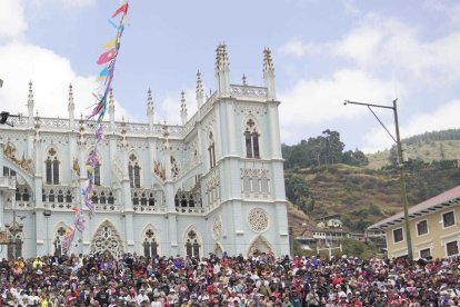 Cientos de feligreses concurren, en cada agosto, al santuario de la parroquia El Cisne.
