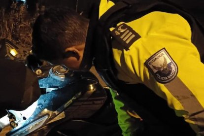 Los agentes ubicaron una motocicleta que presentaba inconsistencias en su numeración.