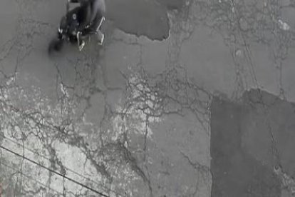 En esta imagen se puede ver a cuatro sujetos en dos motos.