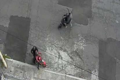 En esta imagen se puede ver a cuatro sujetos en dos motos.