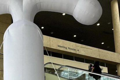 Inflable gigante de 5,5 metros de alto con forma de dispositivo intrauterino (DIU), el cual forma parte de la protesta.