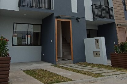 La casa es de tres pisos y de 123 metros cuadrados de construcción.