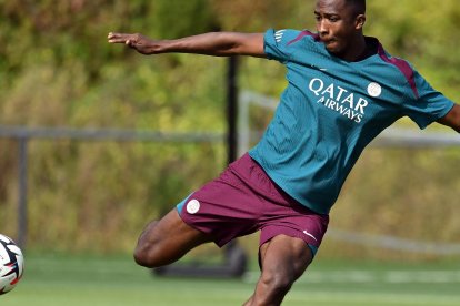 Willian Pacho en el entrenamiento de PSG previo al duelo ante Montpellier