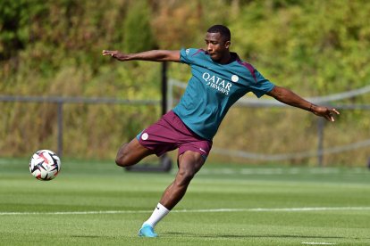 Willian Pacho en el entrenamiento de PSG previo al duelo ante Montpellier