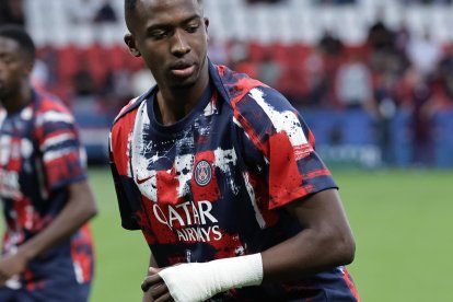 Willian Pacho en el calentamiento previo al encuentro de PSG ante Montpellier