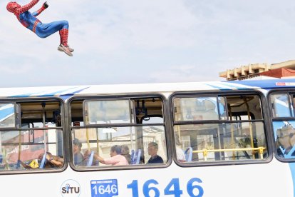 Spider-Man Busetero salta sobre autobuses en movimiento.