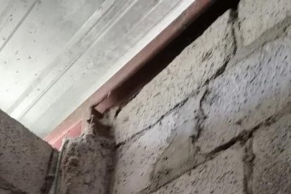 Por este espacio entre las paredes y el techo ingresó el agresor.