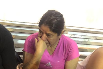 Gabriela (blusa negra) y Rosmery (blusa rosada) lloraron por la partida de Juan  Sánchez.