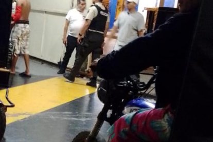El adulto mayor se encontraba a bordo de una tricimoto cuando fue impactado.